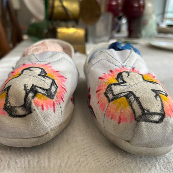 TOMS SHOES - Picture 2 of 8